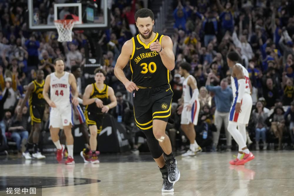 他在场地训 他在场地训